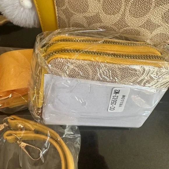 Chic Yellow Canvas Shoulder/Cross Body with Gold Hardware & Bonus Straps BNWT - Picture 10 of 17